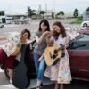 Yuu Yashiro, Ayaka Miyoshi e a cantora chay em cena do filme japonês Dance With Me (2019).