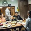 Ryôko Fujino, Hidetoshi Nishijima, Teruyuki Kagawa e Yuko Takeuchi em cena do filme japonês Creepy de 2016.